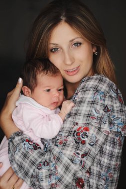 şirin yeni doğan bebek ile genç anne