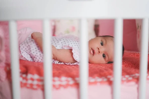 Lindo bebé recién nacido acostado en la cama —  Fotos de Stock