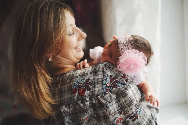 Молодая мама с симпатичным новорожденным ребенком — стоковое фото