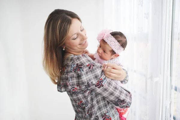 Madre joven con lindo bebé recién nacido — Foto de Stock