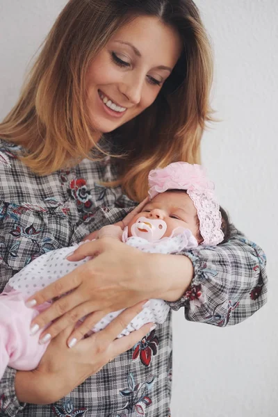 Молодая мама с симпатичным новорожденным ребенком — стоковое фото