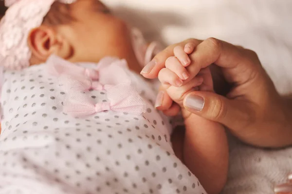 Madre sostiene poco la mano del bebé recién nacido —  Fotos de Stock