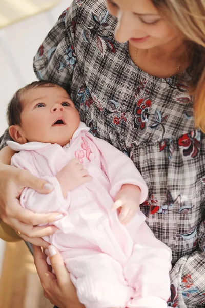 Jeune mère avec bébé nouveau-né mignon — Photo