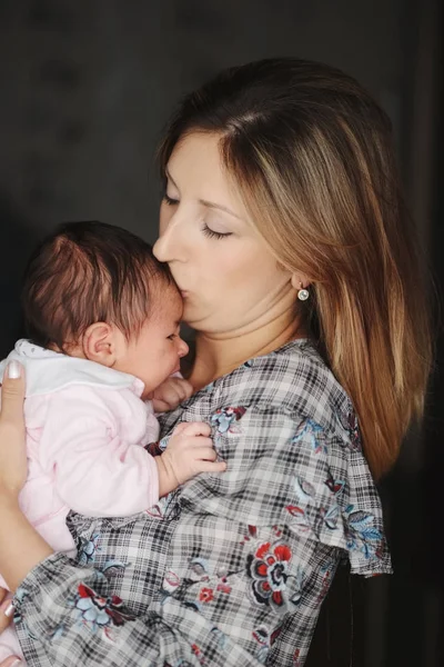Młoda matka z cute noworodka — Zdjęcie stockowe
