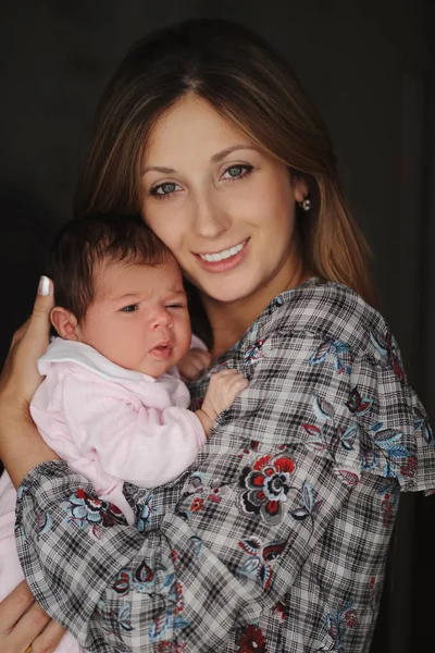 Giovane madre con bambino neonato carino — Foto Stock