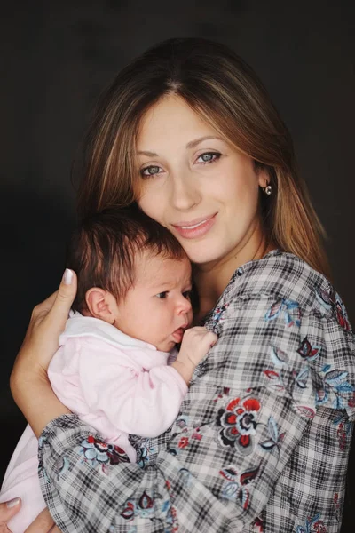 Giovane madre con bambino neonato carino — Foto Stock