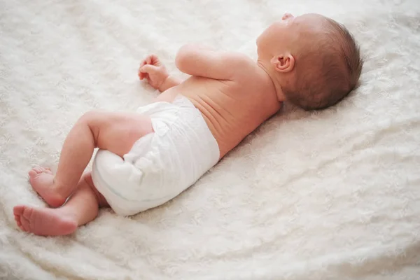 Lindo bebé recién nacido en casa —  Fotos de Stock
