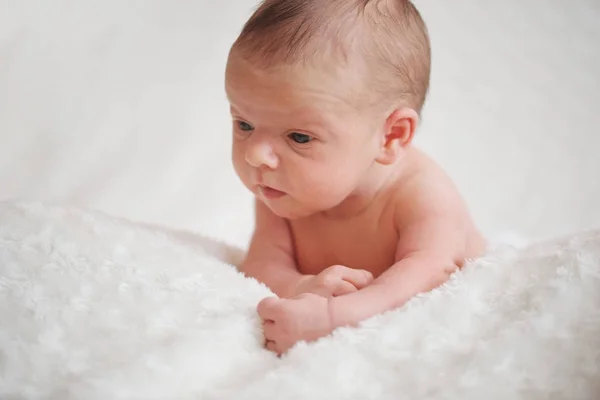 Carino neonato a casa — Foto Stock