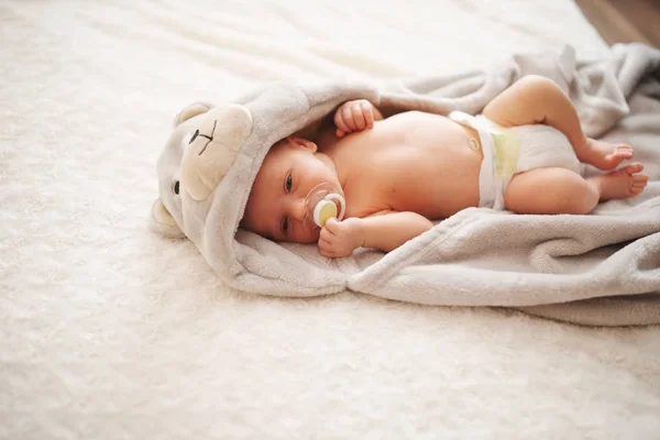 Милий новонароджений дитина вдома — стокове фото