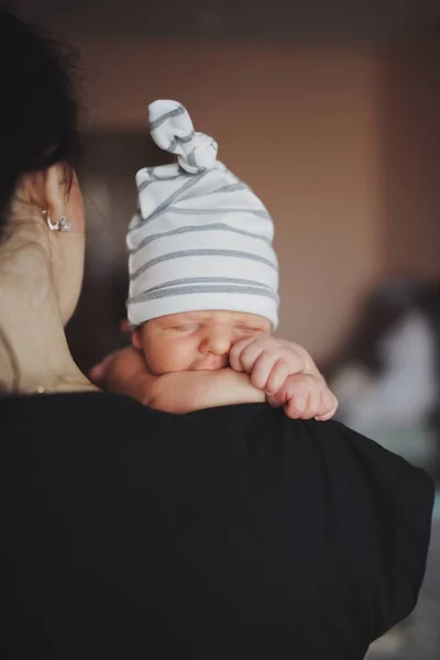 Mãe com bebê recém-nascido no ombro — Fotografia de Stock