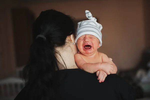 肩に生まれたばかりの赤ちゃんと母親 — ストック写真