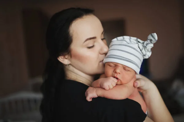 Madre con neonato sulla spalla — Foto Stock