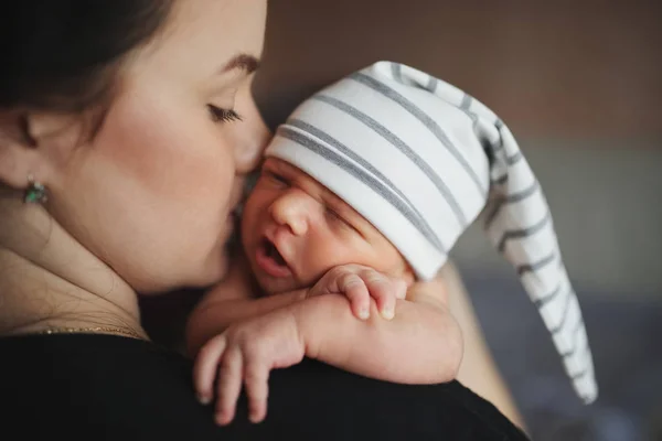 Omuz üzerinde yeni doğan bebek ile anne — Stok fotoğraf