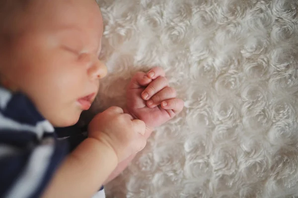 Bebê recém-nascido bonito em casa — Fotografia de Stock