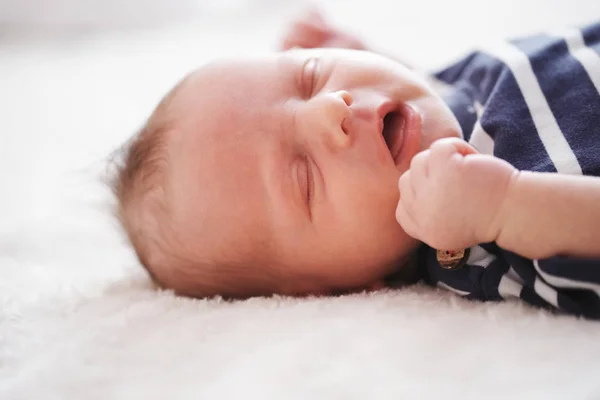 Милый новорожденный ребенок дома — стоковое фото