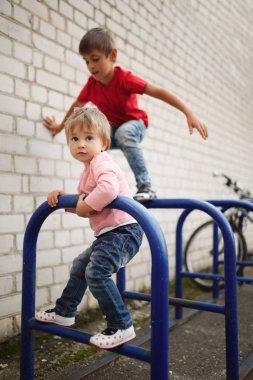 erkek ve kız tırmanmaya Bisiklet park yeri
