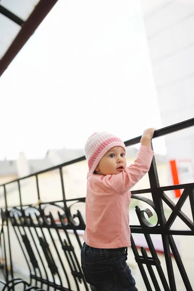 Милая маленькая девочка на балконе — стоковое фото