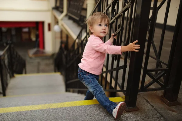 Malá holka vyleze na schodiště — Stock fotografie