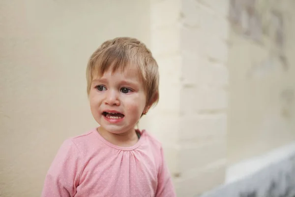 Bonito infeliz chorando menina — Fotografia de Stock