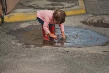 Kız açık havada gölde çalış