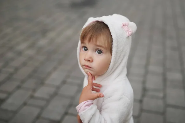 Милая маленькая девочка в капюшоне с ушами — стоковое фото
