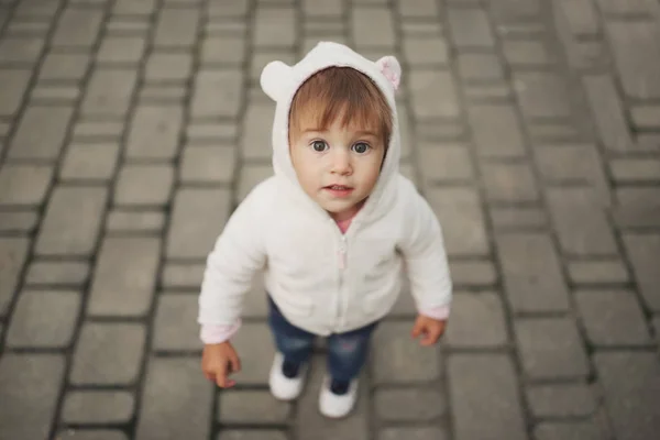 Schattig klein meisje in de kap met oren — Stockfoto