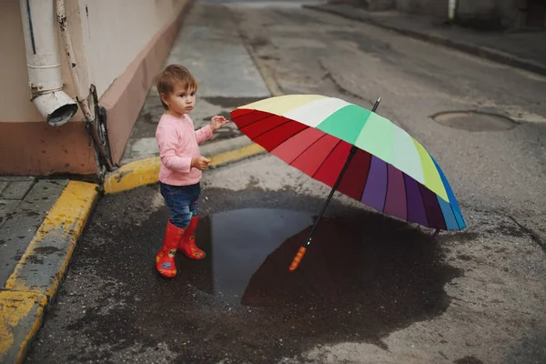 Girl plays in the puddle outdoors — Stock Photo, Image