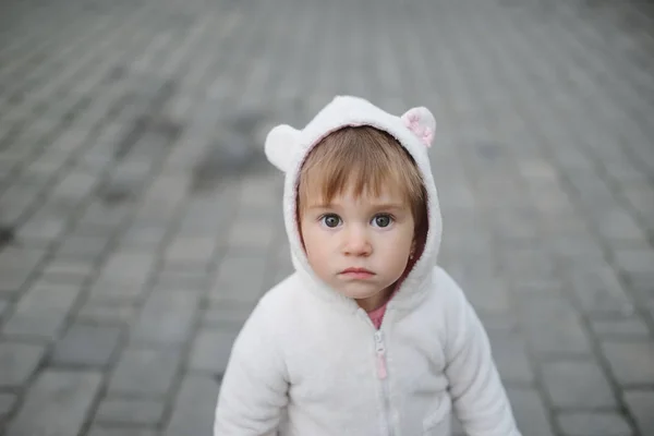 Bonito menina no capuz com orelhas — Fotografia de Stock