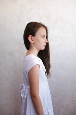 uzun saçlı güzel genç kız