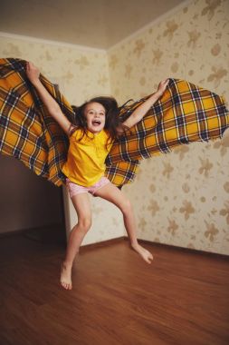 evde ekose ile küçük kız