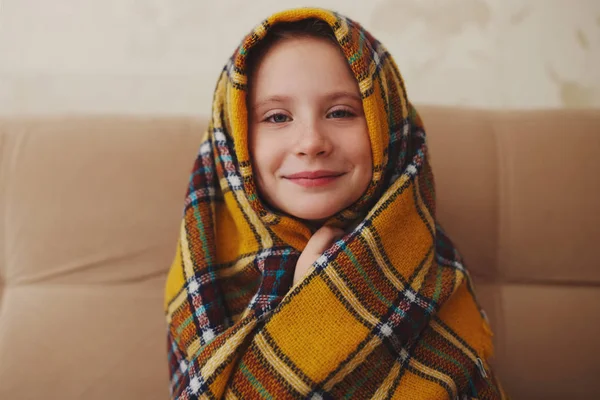 Menina com xadrez em casa — Fotografia de Stock