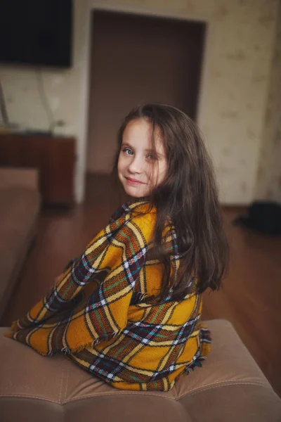 Evde ekose ile küçük kız — Stok fotoğraf