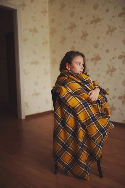 Dziewczynka z plaid w domu — Zdjęcie stockowe