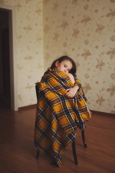 Niña con cuadros en casa — Foto de Stock