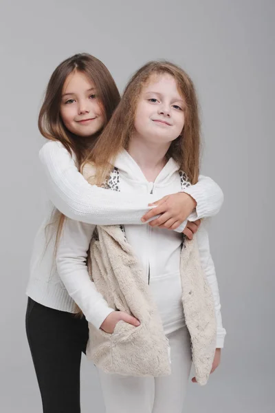Duas meninas bonitas no fundo branco — Fotografia de Stock
