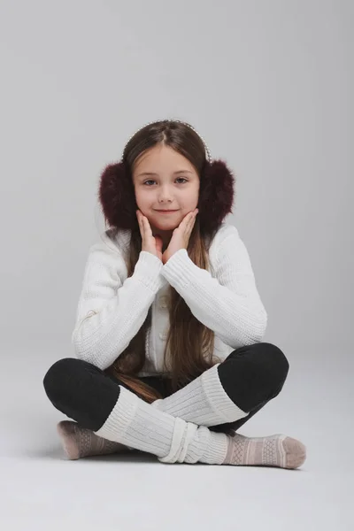 Menina feliz portirait no fundo branco — Fotografia de Stock