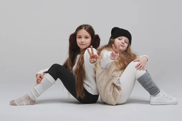 Zwei schöne Mädchen auf weißem Hintergrund — Stockfoto