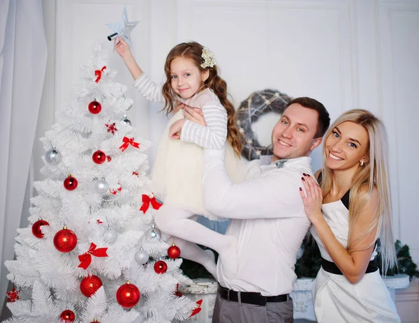 Glückliche Familie feiert Weihnachten zu Hause — Stockfoto