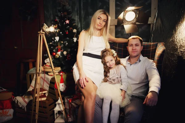 Glückliche Familie feiert Weihnachten zu Hause — Stockfoto