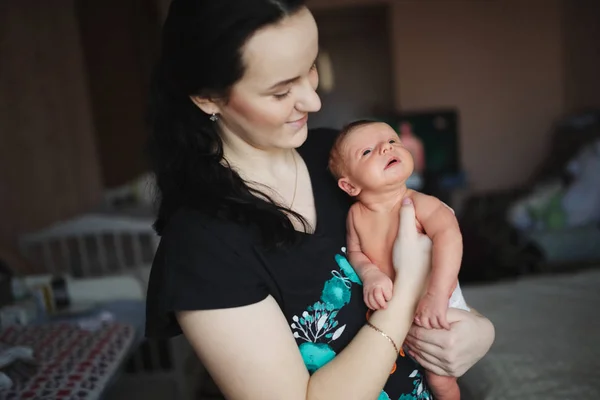 Jeune mère avec bébé nouveau-né — Photo