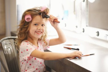 sevimli küçük kız makyaj yapma