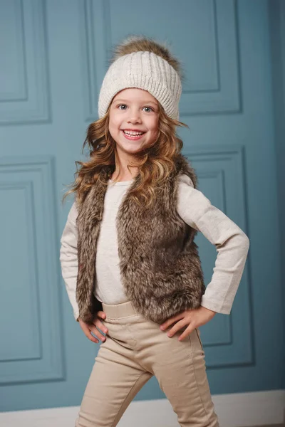 Mignonne petite fille avec chapeau tricoté — Photo