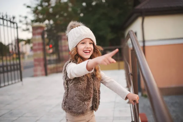 Linda niña con sombrero de punto — Foto de Stock