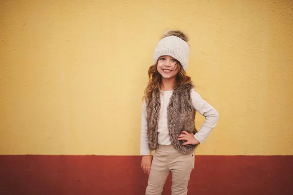 Милая маленькая девочка в вязаной шляпе — стоковое фото