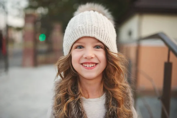 Schattig klein meisje met gebreide muts — Stockfoto