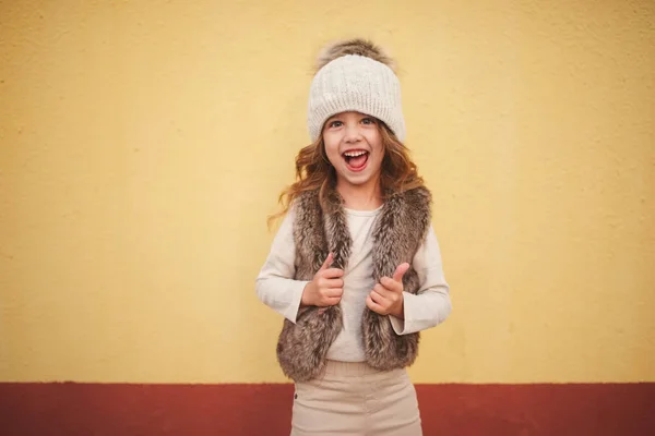 Menina bonito com chapéu de malha — Fotografia de Stock