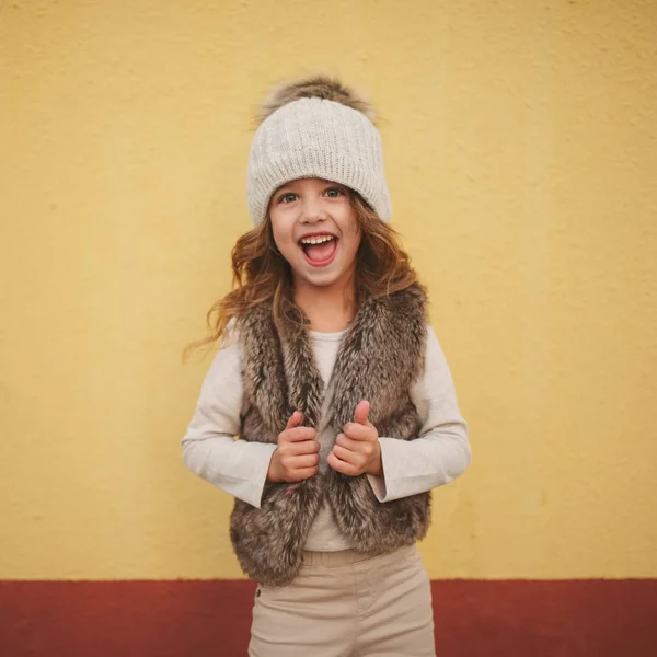 Schattig klein meisje met gebreide muts — Stockfoto