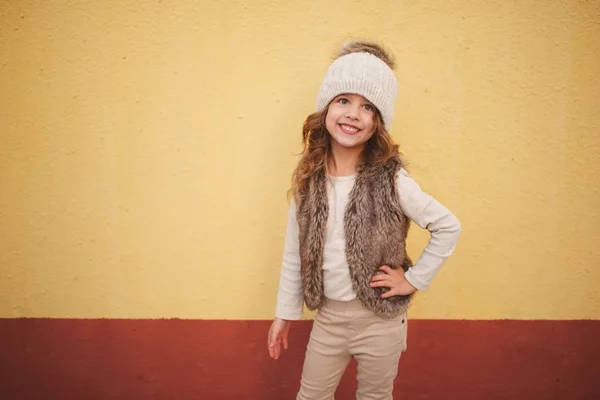 Menina bonito com chapéu de malha — Fotografia de Stock
