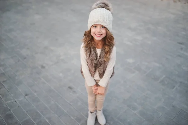 Örme şapka ile sevimli küçük kız — Stok fotoğraf