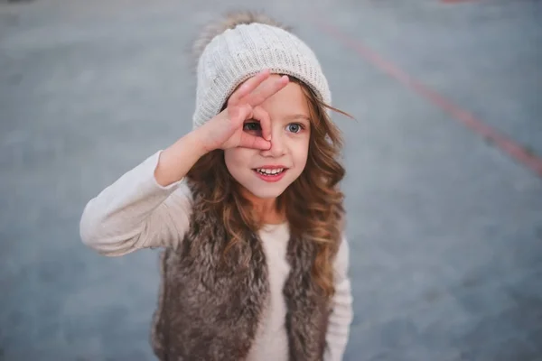 逗人喜爱的小女孩与针织帽子 — 图库照片